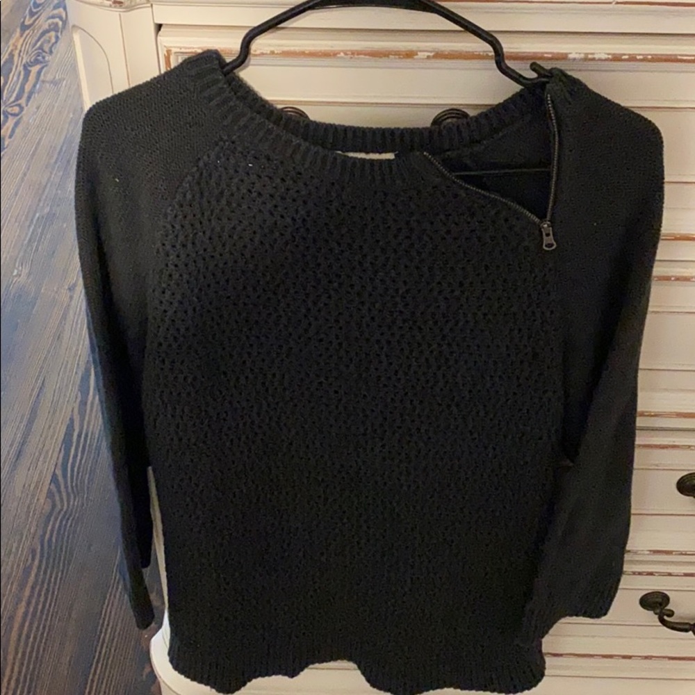 Grey shoulder zipper